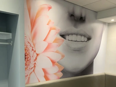 enseigne-murale-bureau-projet-immobilier-sourire