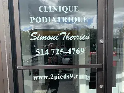 lettrage-vitrine-pour-clinique-podiatrique